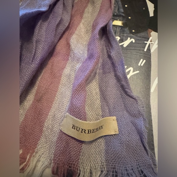 💯 % Authentic Burberry Linen Scarf in pink & Lavender hues - Picture 3 of 5